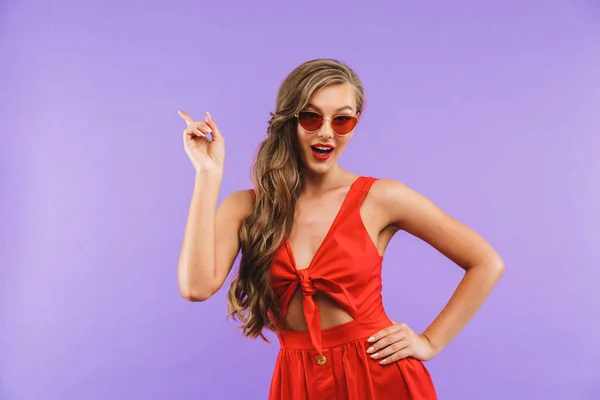 Retrato Una Joven Sonriente Vestida Rojo Gafas Sol Posando Pie — Foto de Stock