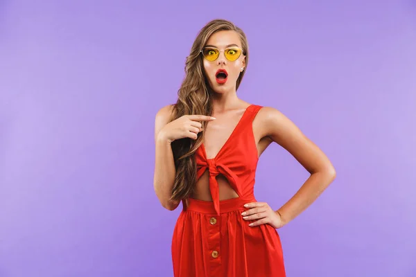 Bild Glamour Ung Kvinna 20S Bär Röd Klänning Och Solglasögon — Stockfoto