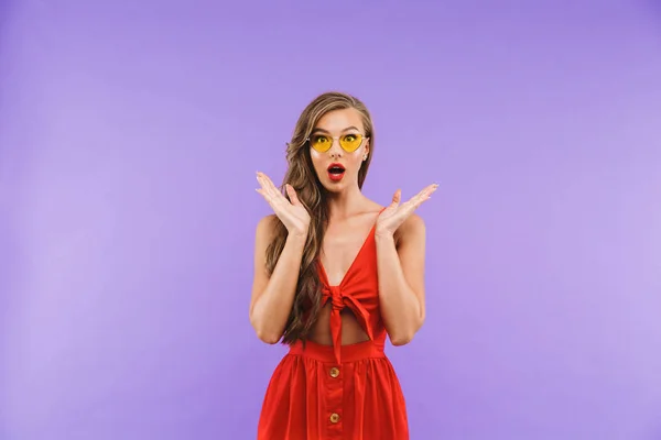 Imagen Mujer Morena Moda Años Usando Vestido Rojo Gafas Sol — Foto de Stock