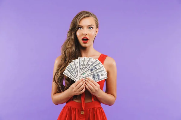 Heyecanlı Kadın Yaşlarda Giyen Kırmızı Elbise Holding Fan Para Banknot — Stok fotoğraf