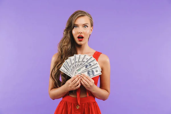 Imagen Primer Plano Mujer Excitada Años Usando Vestido Rojo Sosteniendo — Foto de Stock