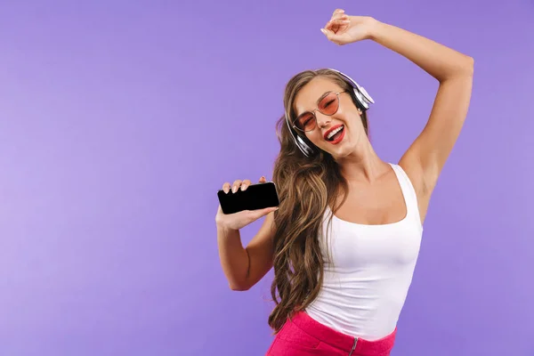 Retrato Mujer Caucásica Años Ropa Verano Gafas Sol Bailando Mientras — Foto de Stock