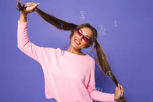 Portret Van Teenage Vrouw Sweatshirt Draagt Trendy Zonnebril Met Plezier — Stockfoto