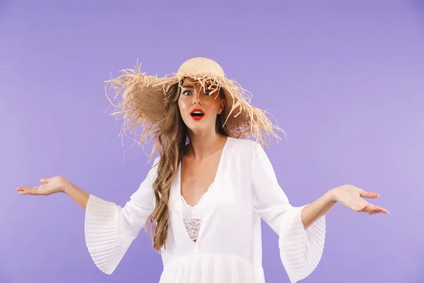 Retrato Una Joven Excitada Vestido Blanco Sombrero Paja Posando Pie — Foto de Stock