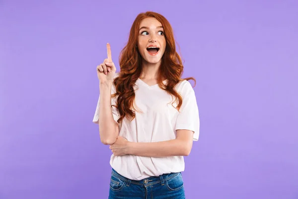 Retrato Uma Jovem Feliz Isolado Sobre Fundo Violeta Apontando Para — Fotografia de Stock