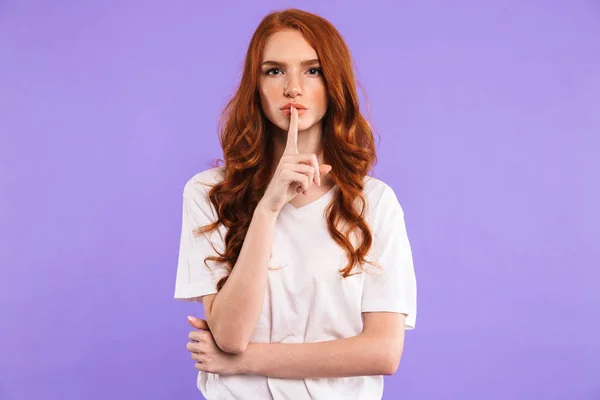 Retrato Una Joven Seria Pie Aislada Sobre Fondo Violeta Mostrando — Foto de Stock