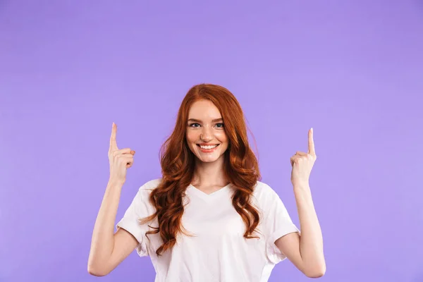 Retrato Uma Jovem Encantada Isolado Sobre Fundo Violeta Apontando Para — Fotografia de Stock