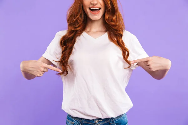 Imagem Recortada Uma Jovem Sorridente Isolada Sobre Fundo Violeta Apontando — Fotografia de Stock