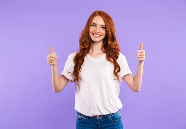 Retrato Uma Menina Sorridente Isolado Sobre Fundo Violeta Mostrando Polegares — Fotografia de Stock