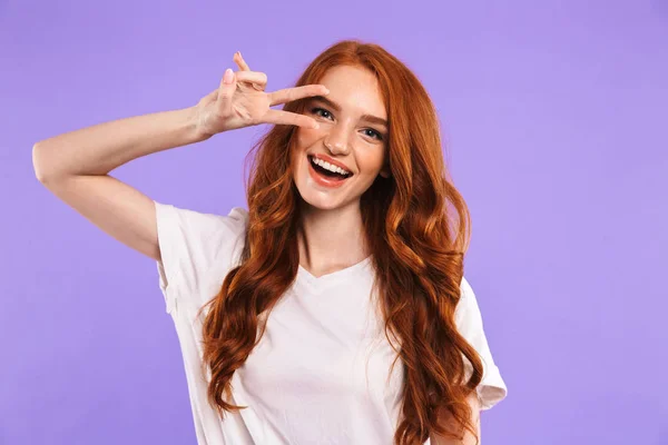 Portrait Smiling Young Girl Standing Isolated Violet Background Showing Peace — Stock Photo, Image