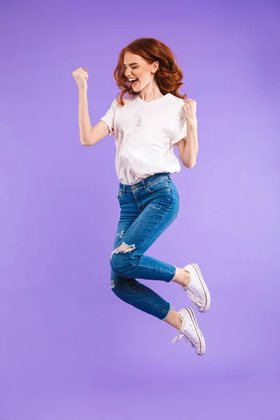 Retrato Comprimento Total Uma Jovem Alegre Isolado Sobre Fundo Violeta — Fotografia de Stock