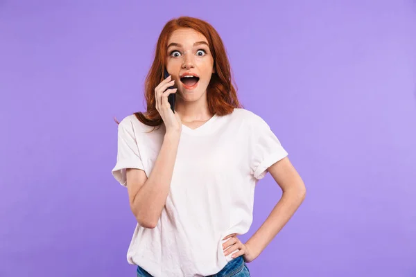 Retrato Uma Jovem Animada Isolado Sobre Fundo Violeta Falando Telefone — Fotografia de Stock