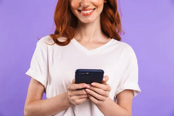 Imagem Recortada Uma Menina Sorrindo Isolado Sobre Fundo Violeta Usando — Fotografia de Stock