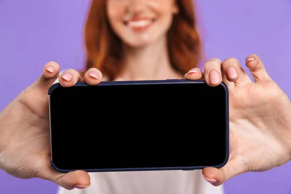 Fechar Uma Jovem Sorridente Isolado Sobre Fundo Violeta Mostrando Telefone — Fotografia de Stock