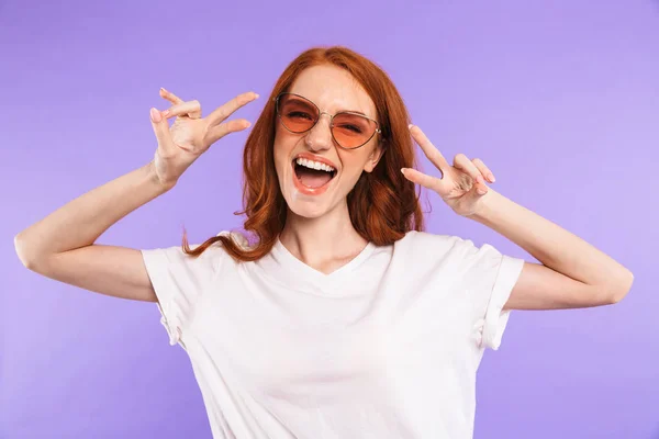 Retrato Uma Jovem Sorridente Óculos Sol Isolada Sobre Fundo Violeta — Fotografia de Stock