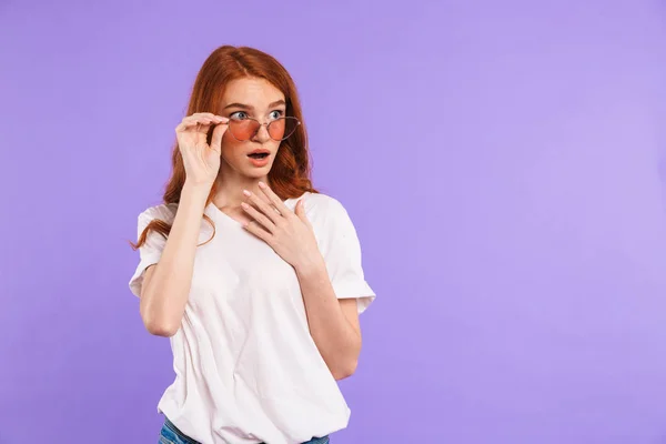 Retrato Una Joven Sorprendida Con Gafas Sol Pie Aislada Sobre — Foto de Stock