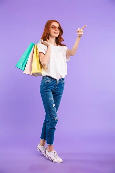 Volledige Lengte Portret Van Een Lachende Jong Meisje Zonnebril Violette — Stockfoto