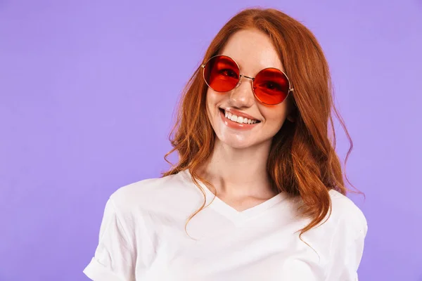 Retrato Uma Menina Sorridente Óculos Sol Isolado Sobre Fundo Violeta — Fotografia de Stock