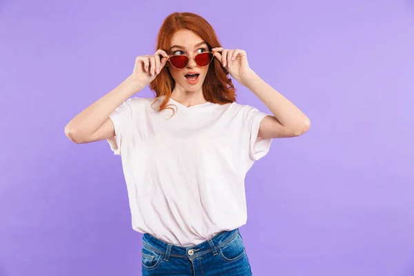 Portret Van Een Verbaasd Jong Meisje Zonnebril Boven Violette Achtergrond — Stockfoto