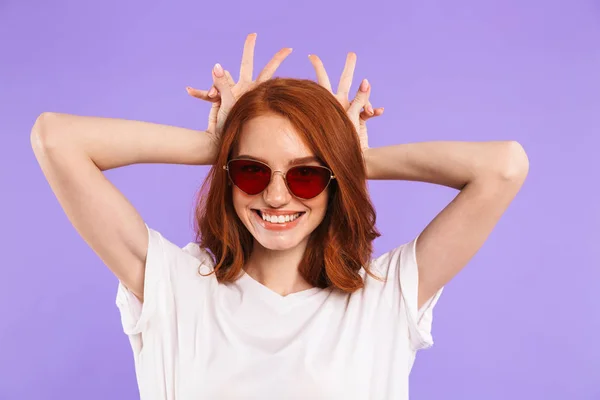 Retrato Uma Jovem Sorridente Óculos Sol Isolada Sobre Fundo Violeta — Fotografia de Stock