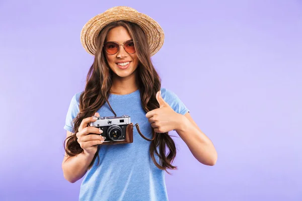 Ritratto Una Giovane Ragazza Felice Cappello Occhiali Sole Isolato Sfondo — Foto Stock