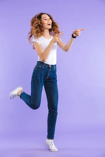 Foto Incrível Feliz Bonito Mulher Pulando Isolado Sobre Roxo Parede — Fotografia de Stock