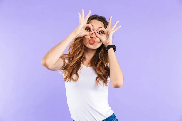 Portrait Une Jeune Fille Joyeuse Debout Isolé Sur Fond Violet — Photo