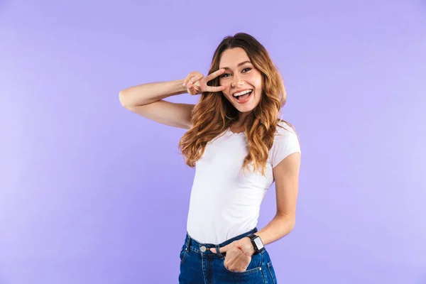 Retrato Una Joven Alegre Pie Aislada Sobre Fondo Violeta Mostrando — Foto de Stock