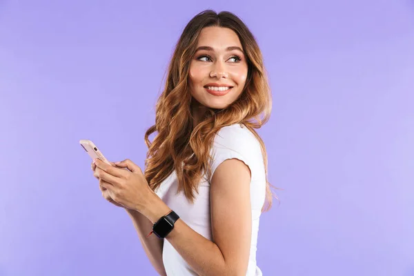 Retrato Uma Menina Bonito Isolado Sobre Fundo Violeta Segurando Telefone — Fotografia de Stock