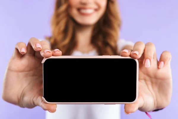 Fechar Uma Jovem Animada Isolado Sobre Fundo Violeta Mostrando Telefone — Fotografia de Stock