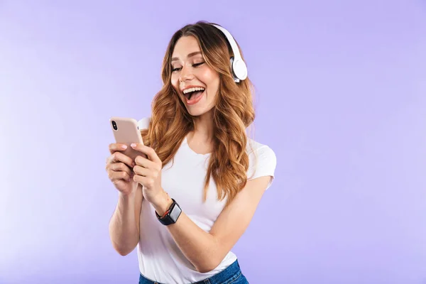 Retrato Una Joven Feliz Sosteniendo Teléfono Móvil Aislado Sobre Fondo — Foto de Stock