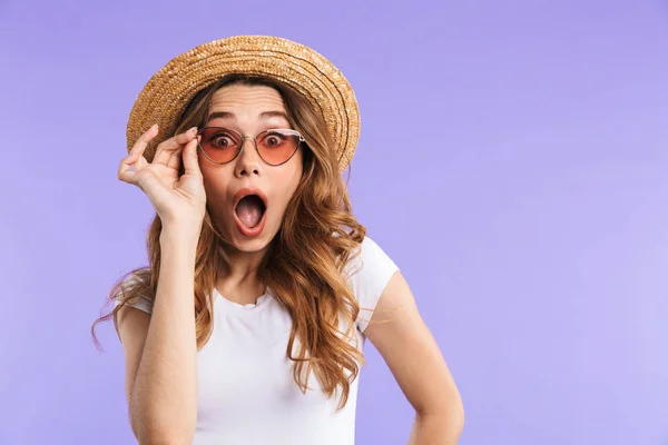 Retrato Una Joven Sorprendida Con Gafas Sol Sombrero Paja Aislado — Foto de Stock