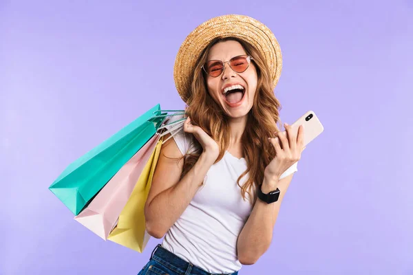 Foto Mujer Linda Gritando Emocionada Aislada Sobre Fondo Pared Púrpura — Foto de Stock