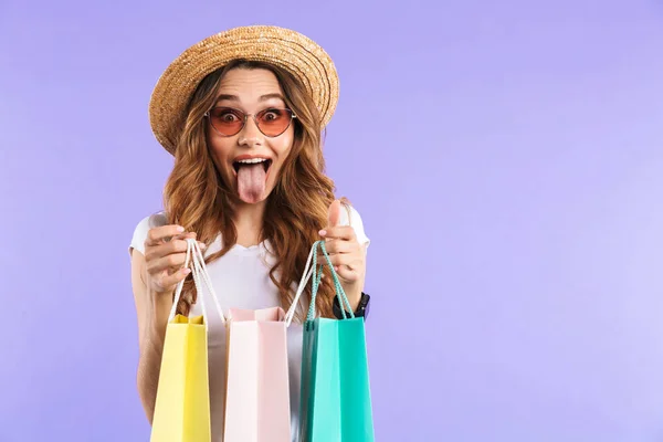 보여주는 쇼핑백을 보라색 흥분된 귀여운 여자의 — 스톡 사진