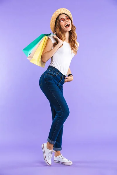 Retrato Larga Duración Una Joven Alegre Con Gafas Sol Sombrero — Foto de Stock