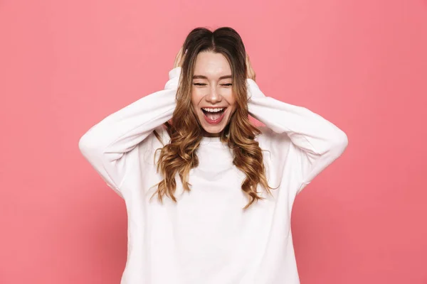 Retrato Una Joven Feliz Chica Casual Gritando Aislada Sobre Fondo —  Fotos de Stock