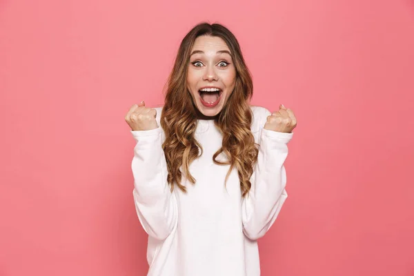 Retrato Uma Jovem Menina Casual Feliz Gritando Isolado Sobre Fundo — Fotografia de Stock