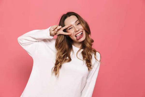 Retrato Uma Jovem Menina Casual Feliz Gritando Isolado Sobre Fundo — Fotografia de Stock