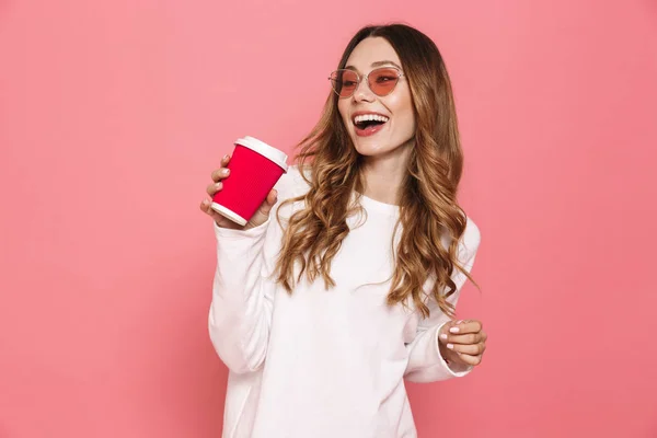 Retrato Uma Jovem Mulher Feliz Óculos Sol Segurando Tirar Café — Fotografia de Stock