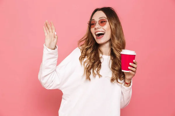 Retrato Uma Jovem Alegre Óculos Sol Segurando Tirar Café Isolado — Fotografia de Stock