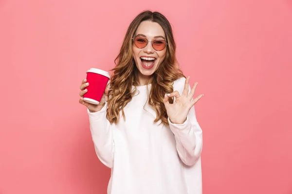 Retrato Uma Jovem Alegre Óculos Sol Segurando Tirar Café Isolado — Fotografia de Stock