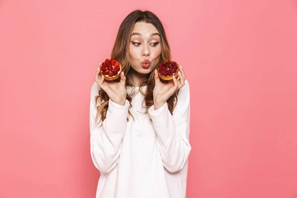 Porträtt Härlig Ung Kvinna Visar Bakelse Isolerade Över Rosa Bakgrund — Stockfoto