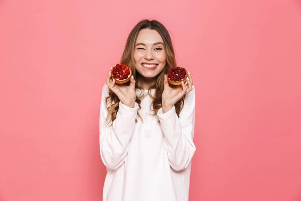 Retrato Una Joven Satisfecha Mostrando Pastelería Aislada Sobre Fondo Rosa —  Fotos de Stock