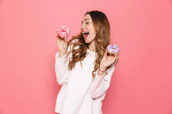 Retrato Una Joven Feliz Mostrando Donas Aisladas Sobre Fondo Rosa —  Fotos de Stock