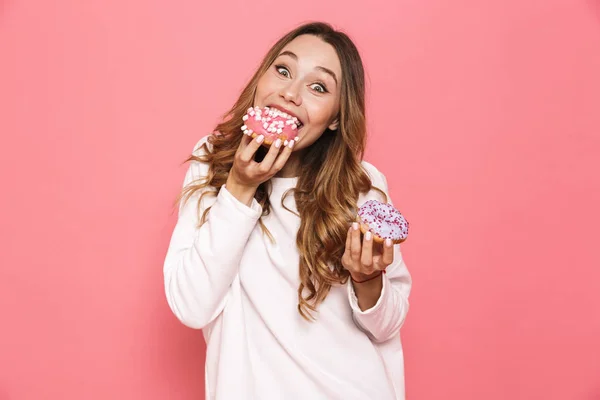 Retrato Una Joven Feliz Comiendo Donas Aisladas Sobre Fondo Rosa — Foto de Stock