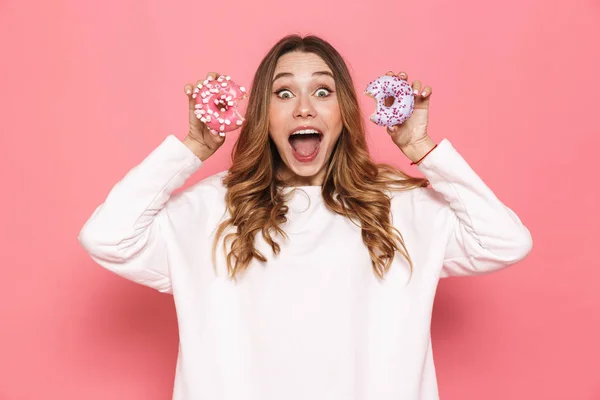 Retrato Uma Jovem Mulher Feliz Mostrando Rosquinhas Isoladas Sobre Fundo — Fotografia de Stock