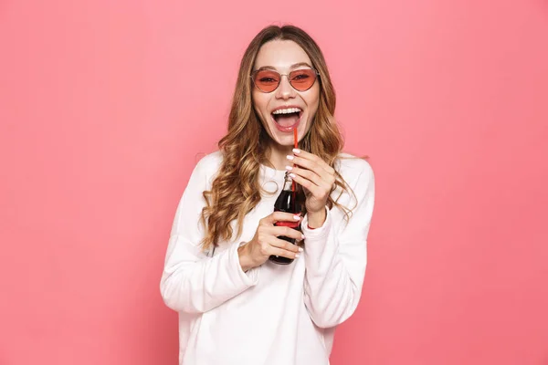 Retrato Uma Jovem Feliz Óculos Sol Bebendo Bebida Gasosa Uma — Fotografia de Stock