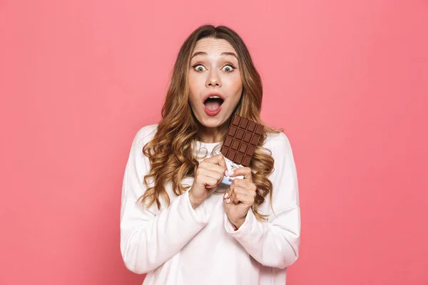Boldog Fiatal Kezében Csokit Elszigetelt Felett Rózsaszín Háttér Portréja — Stock Fotó