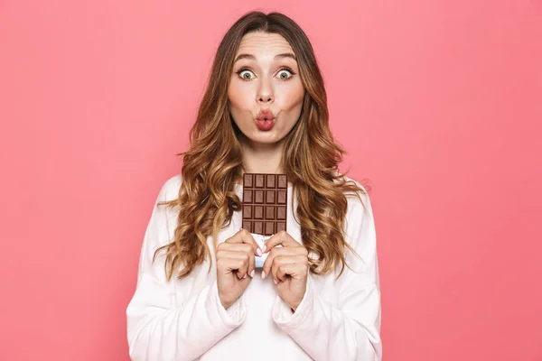 Retrato Una Encantadora Joven Sosteniendo Barra Chocolate Aislada Sobre Fondo — Foto de Stock