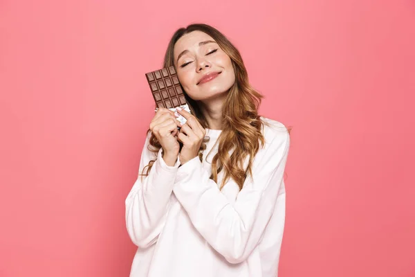 Retrato Uma Jovem Mulher Feliz Abraçando Barra Chocolate Isolado Sobre — Fotografia de Stock